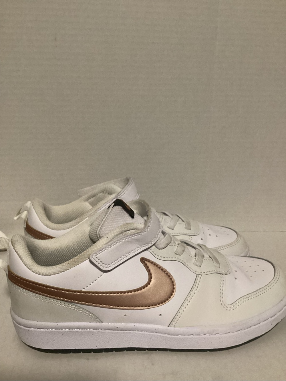 Nike Kids White Sneakers with Metallic Bronze Swoosh size 3Y